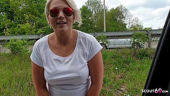 Play Deutsche Mega Titten MILF Anhalterin Tatjana gibt ihm Blowjob im Auto zum Dank - German MILF