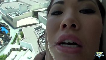Play London Keyes, asiatique sexy enculée par une grosse bite