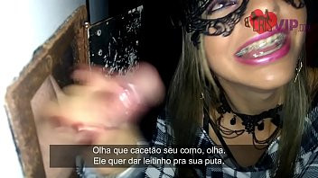 Play Cristina Almeida convida alguns fãs desconhecidos para participar do Gloryhole 4 na cabine do cinema cine kratos no centro de são paulo, ela xinga muito o seu marido corno enquanto ele filma ela tomando leitinho