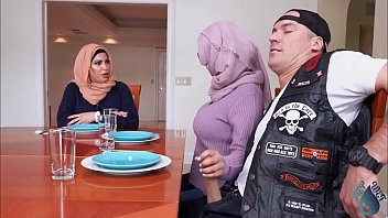 Play Banging his ex girlfriend's arab sister and mom - video.php?id=44275
