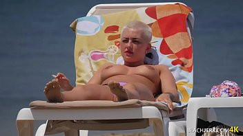 Play Emo chick with big tits on topless beach