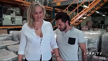 Play La CEO est 1 Milf cougar francaise aux gros seins et donne son cul en entretien